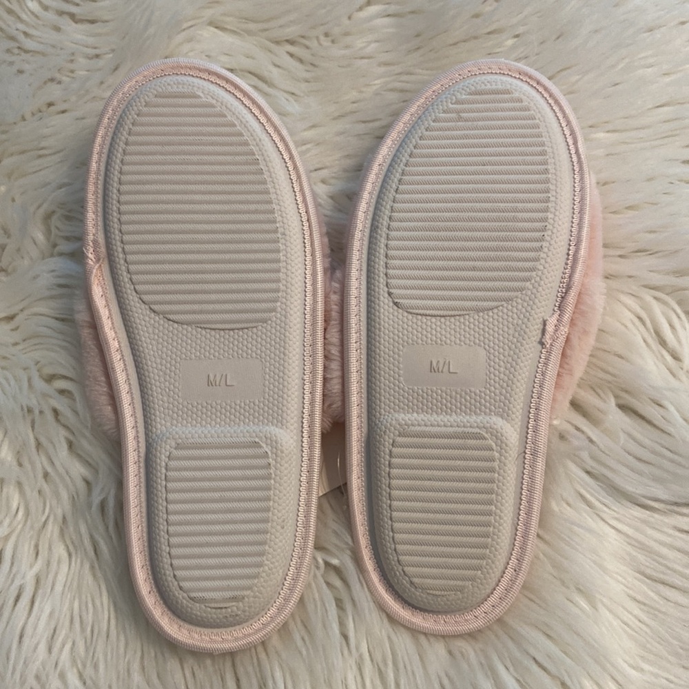 SPLENDID SLIPPERS SIZE M/L BRAND NEW COLOR LIGHT PINK SO FLUFFY - Picture 5 of 8